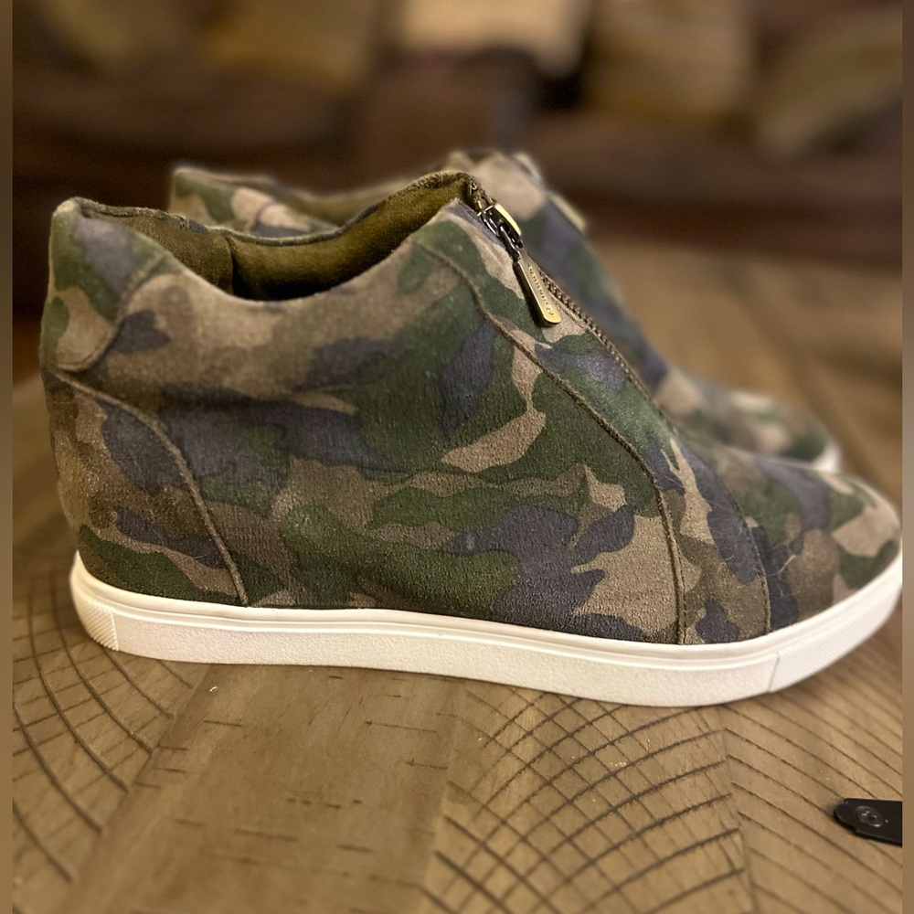 Blondo Womens Glenda Suede Camouflage Wedge Sneaker Green 10
